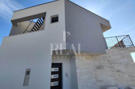 Šibenik vila sa bazenom P+1 plus krovna terasa, Šibenik, Haus