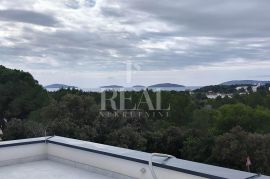 Šibenik vila sa bazenom P+1 plus krovna terasa, Šibenik, House