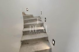 Šibenik vila sa bazenom P+1 plus krovna terasa, Šibenik, House