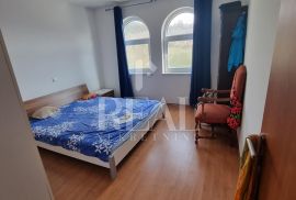 Baška samostojeća kuća 350 m2 tri apartmana,pogled na more, Baška, Kuća