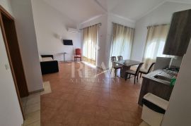 Baška samostojeća kuća 350 m2 tri apartmana,pogled na more, Baška, House