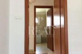 Baška samostojeća kuća 350 m2 tri apartmana,pogled na more, Baška, House