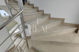 Penthouse Kaštel Gomilica 175m2 + terasa 61,93m2, Kaštela, Flat