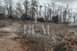 Juršići građevinko zemljište 1080m2,voda,struja do zemljišta,idealno za ville sa bazenom, Svetvinčenat, Terrain