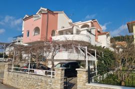 Kuća sa 11 apartmana, garaža, okućnica za parking, 70 m od mora, Šibenik - Okolica, House