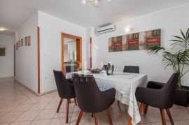 Prvi red do mora,Kompleks sa 10 apartmana i atraktivnim restoranom, Baška, Casa