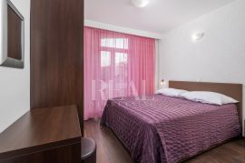 Prvi red do mora,Kompleks sa 10 apartmana i atraktivnim restoranom, Baška, Maison