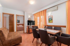 Prvi red do mora,Kompleks sa 10 apartmana i atraktivnim restoranom, Baška, بيت