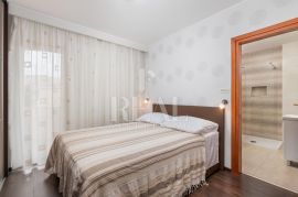 Prvi red do mora,Kompleks sa 10 apartmana i atraktivnim restoranom, Baška, Maison