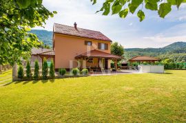 JASENAK-BJELOLASICA, kuća sa tri stambene jedinice i tri građevinska zemljišta, Ogulin, House