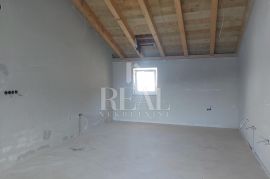 Cres, prekrasan stan od 114 m2, 3S+DB sa spremištem i dva parkirna mjesta, Cres, Apartamento