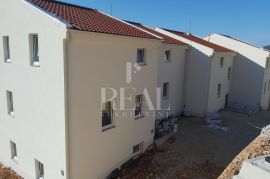 Cres, prekrasan stan od 114 m2, 3S+DB sa spremištem i dva parkirna mjesta, Cres, Appartement