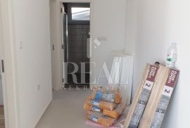 Cres, stan od 93 m2 neto, 2S+DB sa pripadajućim spremištem i dva parkirna mjesta, Cres, Appartement