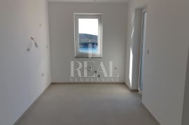 Cres, stan od 93 m2 neto, 2S+DB sa pripadajućim spremištem i dva parkirna mjesta, Cres, Apartamento