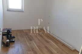 Cres, stan od 93 m2 neto, 2S+DB sa pripadajućim spremištem i dva parkirna mjesta, Cres, Appartement