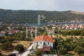 Vila sa 6 apartmana, stambena površina 298m2, POGLED NA MORE, Grebaštica, Šibenik - Okolica, Haus