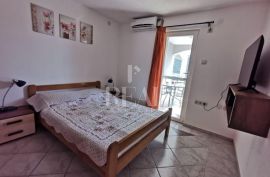 Vila sa 6 apartmana, stambena površina 298m2, POGLED NA MORE, Grebaštica, Šibenik - Okolica, House