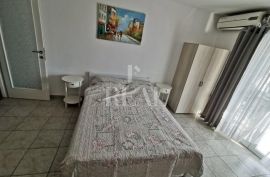 Vila sa 6 apartmana, stambena površina 298m2, POGLED NA MORE, Grebaštica, Šibenik - Okolica, Kuća