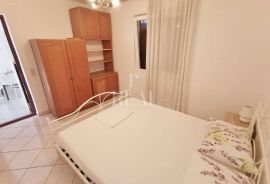 Ražanj samostojeća kuća 80 m od mora 230 m2, Rogoznica, بيت