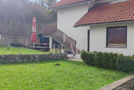 Kuća sa dva stana ,okućnica 360 m2, Plitvička Jezera, Haus