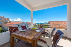 Luksuzna Vila sa 12 apartmana 560m2, Vodice, Vodice, Maison