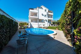 Luksuzna Vila sa 12 apartmana 560m2, Vodice, Vodice, Famiglia