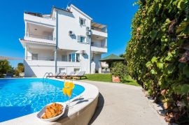 Luksuzna Vila sa 12 apartmana 560m2, Vodice, Vodice, Famiglia