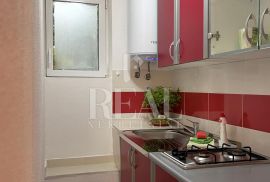 Novalja samostojeća kuća P+1 sa dodatnim objektom, 5 apartmana, Novalja, House