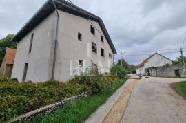 Dvije kuće u samom centru Udbine,165 m2+300 m2, Udbina, Famiglia