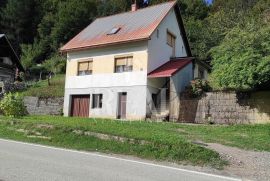 Skrad-okolica, useljiva kuća sa garažom, 100m2, Skrad, Famiglia