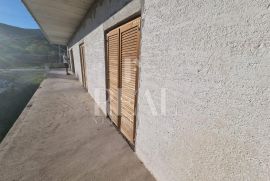 Drniš kuća 470 m2 P+1+VPOT,okućnica,parking, Drniš, Haus