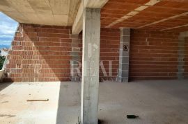 Dramalj, 3S+DB od 135 m2 sa čije se terase pruža prekrasan pogled na more, Crikvenica, Apartamento