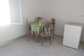 Lopar, stan na katu od 104 m2 sa pripadajućim spremištem i parkirnim mjestima, 3S+DB, Rab, Appartment