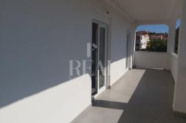 Lopar, stan na katu od 104 m2 sa pripadajućim spremištem i parkirnim mjestima, 3S+DB, Rab, Apartamento