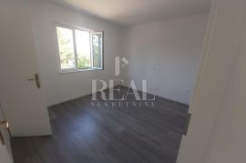 Lopar, stan u prizemlju objekta sa tri stambene jedinice, 3S+DB od 83 m2, Rab, Appartement