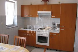 LIJEPA KATNICA 146M2,S PREKRASNOM TERASOM U MIRNOJ ULICI NADOMAK MORA, Krk, House