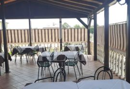 Umag, vila sa restoranom i  kuća sa 4 apartmana, Umag, Haus