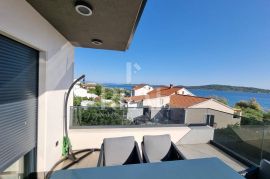 Stan 60m od mora 150m2 3S+DB, Vodice, Daire