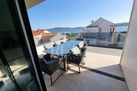 Stan 60m od mora 150m2 3S+DB, Vodice, Wohnung