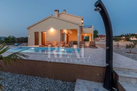 Prekrasna samostojeća kuća P+1 sa bazenom na velikoj okućnici, Trogir - Okolica, Famiglia