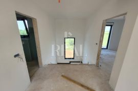 Kaštel, Kuća  160 m2 u izgradnji sa bazenom i okućnicom 800 m2, Buje, House