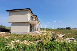 Kaštel, Kuća  160 m2 u izgradnji sa bazenom i okućnicom 800 m2, Buje, Casa