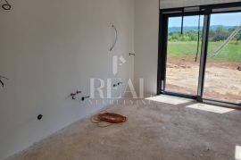 Kaštel, Kuća  160 m2 u izgradnji sa bazenom i okućnicom 800 m2, Buje, House