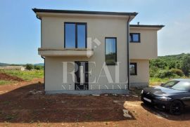 Kaštel, Kuća  160 m2 u izgradnji sa bazenom i okućnicom 800 m2, Buje, House