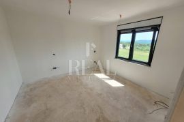 Kaštel, Kuća  160 m2 u izgradnji sa bazenom i okućnicom 800 m2, Buje, House