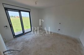 Kaštel, Kuća  160 m2 u izgradnji sa bazenom i okućnicom 800 m2, Buje, House