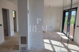 Kaštel, Kuća  160 m2 u izgradnji sa bazenom i okućnicom 800 m2, Buje, House