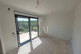 Kaštel, Kuća  160 m2 u izgradnji sa bazenom i okućnicom 800 m2, Buje, Дом