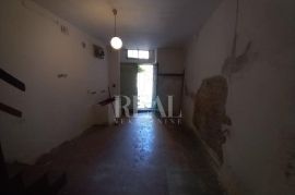 Centar Šibenika kuća za adaptaciju P+3, Šibenik, House