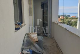 Rab, prekrasna lokacija, 3S+DB od 116 m2 sa prostranom terasom u manjoj urbanoj vili, Rab, Appartement